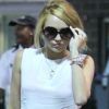 Miley Cyrus, dans sa nouvelle silhouette, montre fièrement sa bague de fiançailles à l'aéroport de la Nouvelle Orléans, le 7 juin 2012