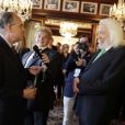  EXCLU. Donald Sutherland reçoit la médaille des arts et des lettres au rang de commandeur par Frédéric Mitterrand lors du Champs-Elysées Film Festival au Fouquet's à Paris le samedi 9 juin 2012 