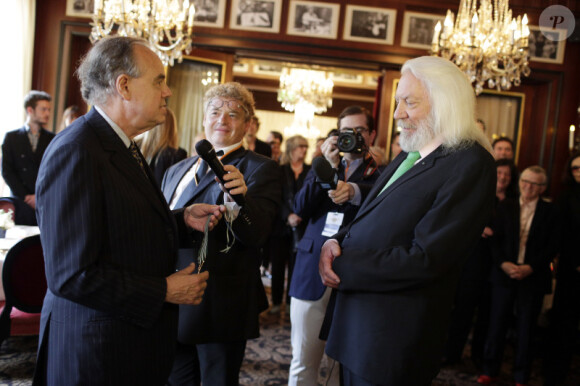 EXCLU. Donald Sutherland reçoit la médaille des arts et des lettres au rang de commandeur par Frédéric Mitterrand lors du Champs-Elysées Film Festival au Fouquet's à Paris le samedi 9 juin 2012