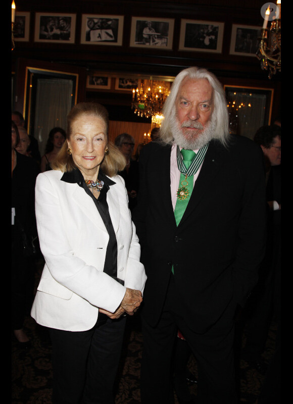 EXCLU. Donald Sutherland aux côtés de Doris Brynner lorsqu'il reçoit la médaille des arts et des lettres au rang de commandeur par Frédéric Mitterrand lors du Champs-Elysées Film Festival au Fouquet's à Paris le samedi 9 juin 2012