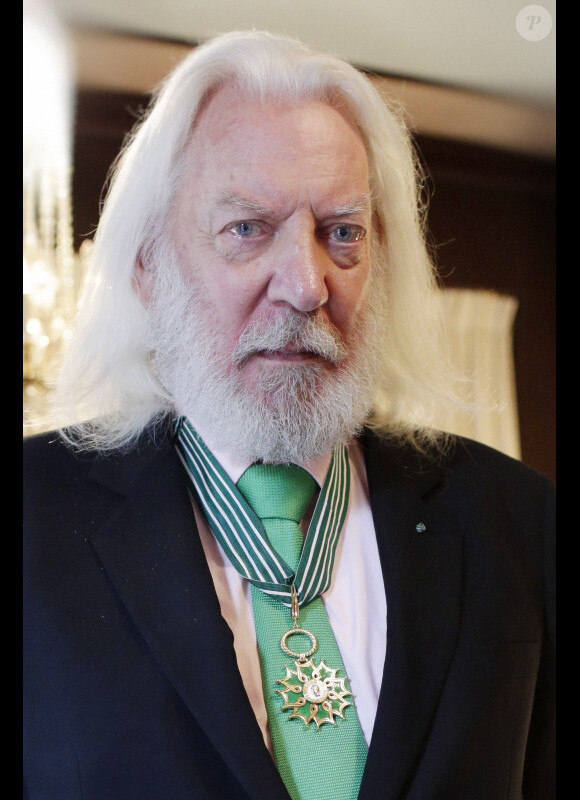 EXCLU. Donald Sutherland reçoit la médaille des arts et des lettres au rang de commandeur lors du Champs-Elysées Film Festival au Fouquet's à Paris le samedi 9 juin 2012
