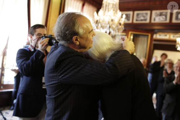 EXCLU. Frédéric Mitterrand remet à Donald Sutherland la médaille des arts et des lettres au rang de commandeur lors du Champs-Elysées Film Festival au Fouquet's à Paris le samedi 9 juin 2012