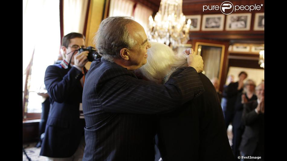  EXCLU. Frédéric Mitterrand remet à Donald Sutherland la médaille des arts et des lettres au rang de commandeur lors du Champs-Elysées Film Festival au Fouquet&#039;s à Paris le samedi 9 juin 2012 