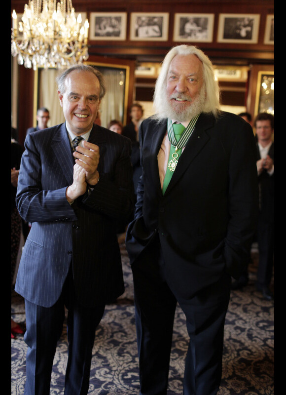 EXCLU. Donald Sutherland reçoit la médaille des arts et des lettres au rang de commandeur par Frédéric Mitterrand lors du Champs-Elysées Film Festival au Fouquet's à Paris le samedi 9 juin 2012