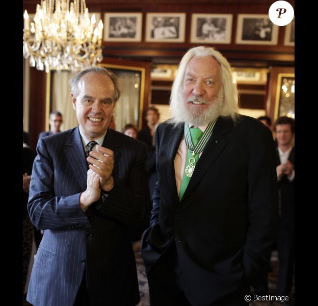 EXCLU. Donald Sutherland reçoit la médaille des arts et des lettres au rang de commandeur par Frédéric Mitterrand lors du Champs-Elysées Film Festival au Fouquet's à Paris le samedi 9 juin 2012