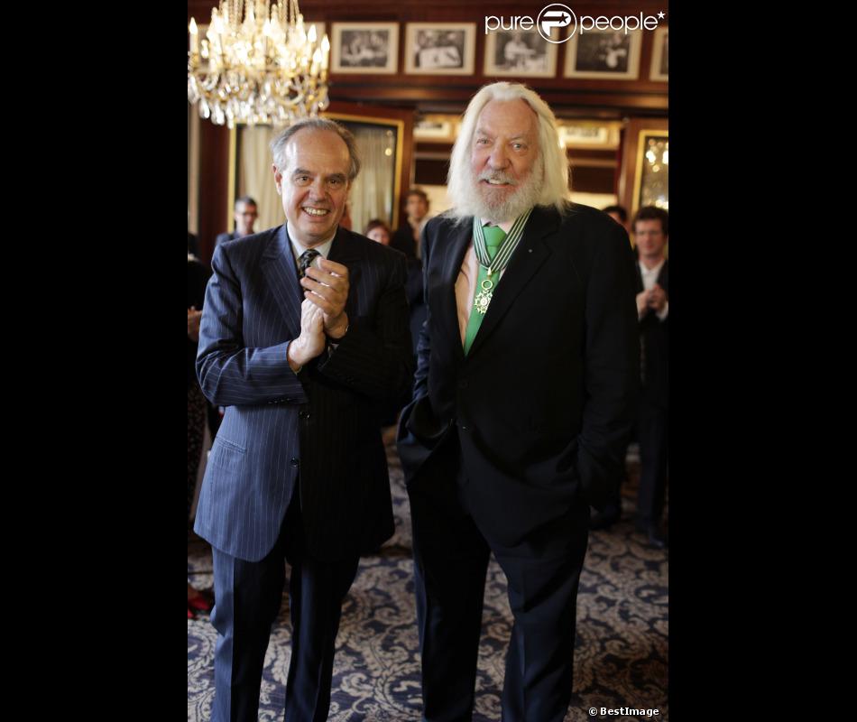  EXCLU. Donald Sutherland reçoit la médaille des arts et des lettres au rang de commandeur par Frédéric Mitterrand lors du Champs-Elysées Film Festival au Fouquet&#039;s à Paris le samedi 9 juin 2012 