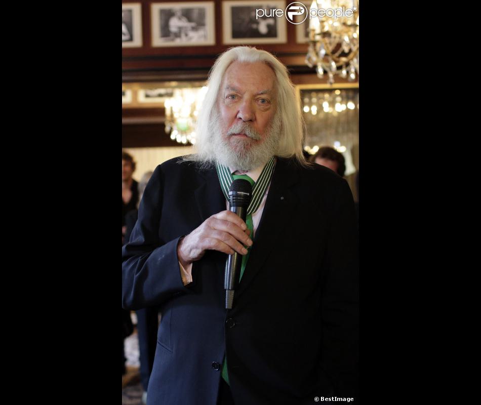  EXCLU. Donald Sutherland reçoit la médaille des arts et des lettres au rang de commandeur lors du Champs-Elysées Film Festival au Fouquet&#039;s à Paris le samedi 9 juin 2012 