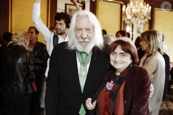 EXCLU. Donald Sutherland pose auprès d'Agnès Varda lorsqu'il reçoit la médaille des arts et des lettres au rang de commandeur par Frédéric Mitterrand lors du Champs-Elysées Film Festival au Fouquet's à Paris le samedi 9 juin 2012