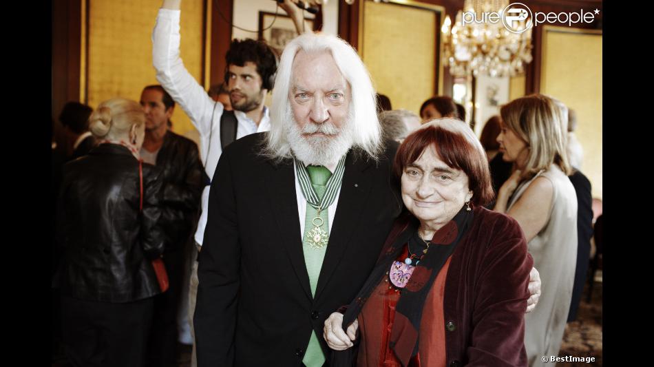  EXCLU. Donald Sutherland pose auprès d&#039;Agnès Varda lorsqu&#039;il reçoit la médaille des arts et des lettres au rang de commandeur par Frédéric Mitterrand lors du Champs-Elysées Film Festival au Fouquet&#039;s à Paris le samedi 9 juin 2012 