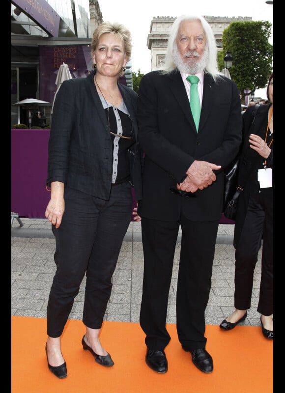 Sophie Dulac, présidente du Festival, prend la pose aux côtés de Donald Sutherland lors du Champs-Elysées Festival au Publicis à Paris le samedi 9 juin 2012