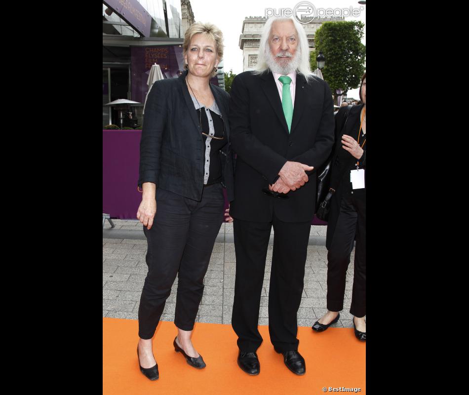  Sophie Dulac, présidente du Festival, prend la pose aux côtés de Donald Sutherland lors du Champs-Elysées Festival au Publicis à Paris le samedi 9 juin 2012 