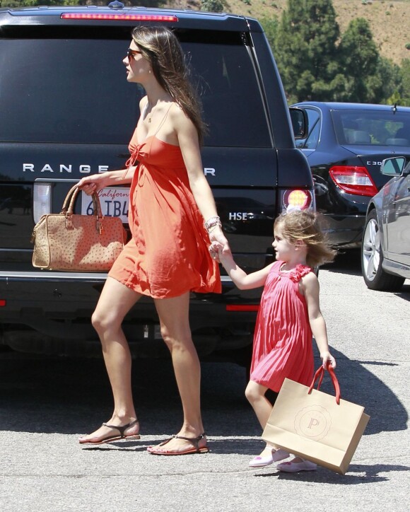 Alessandra Ambrosio et sa fille Anja, joliment assorties pour se rendre à une petite fête. Los Angeles, le 9 juin 2012.