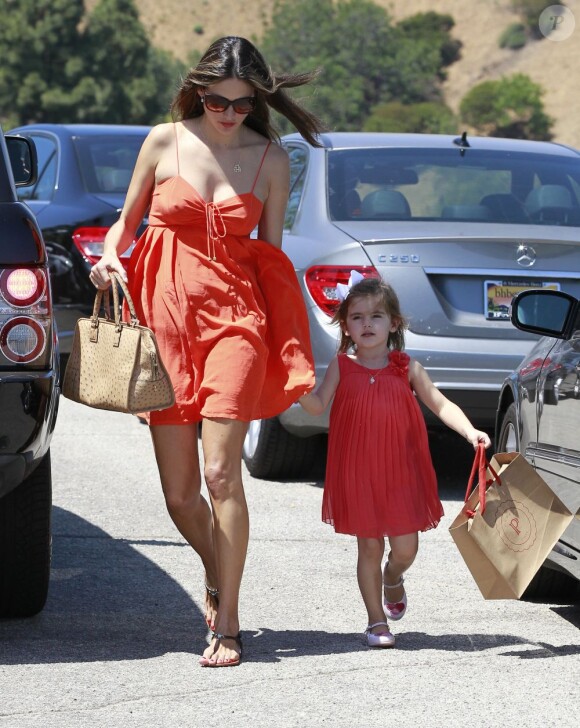 Alessandra Ambrosio et sa fille Anja font la paire, habillées de jolies robes oranges en se rendant à une petite fête d'après-midi. Los Angeles, le 9 juin 2012.