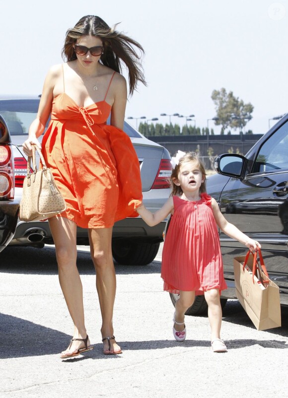 Alessandra Ambrosio et sa fille Anja, joliment assorties pour se rendre à une petite fête. Los Angeles, le 9 juin 2012.