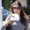 Alessandra Ambrosio, rayonnante dans le quartier de Brentwood où elle passait avec sa fille et son fiancé pour un arrêt au Caffe Luxxe. Los Angeles, le 6 juin 2012.
