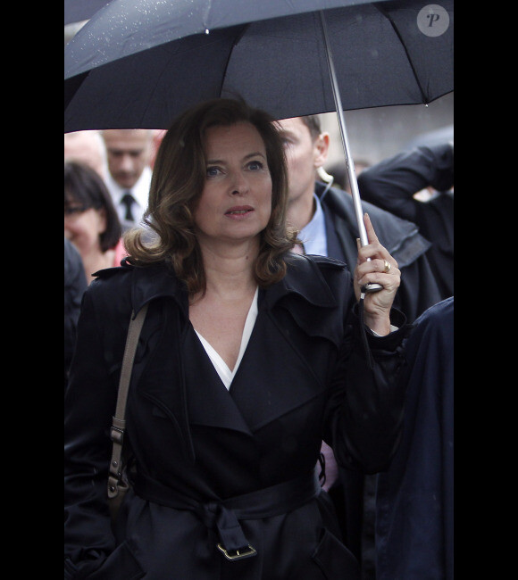 La première dame de France Valérie Trierweiler participe à la marche en hommage aux martyrs du nazisme à Tulle dans le sud de la France le 9 juin 2012