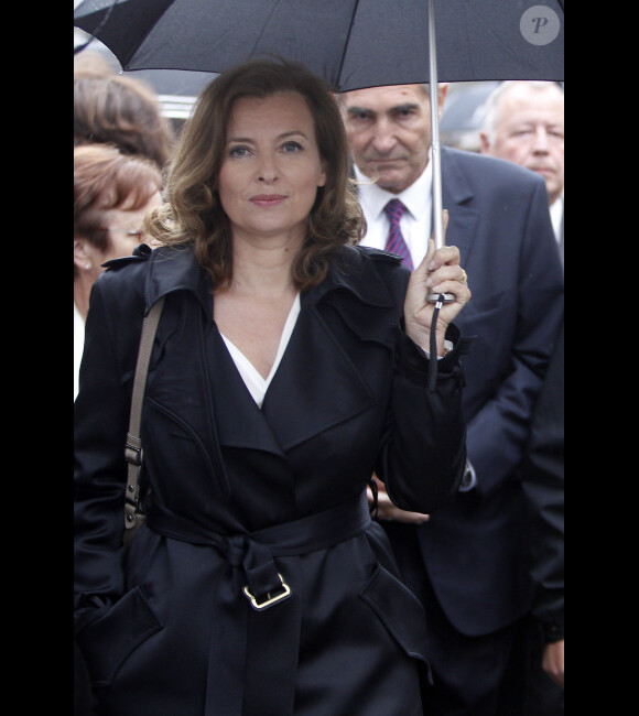 La première dame de France Valérie Trierweiler participe à la marche en hommage aux martyrs du nazisme à Tulle dans le sud de la France le 9 juin 2012