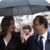Le président de la république Francois Hollande et sa compagne Valérie Trierweiler : regards complices et sourires tendres lors de la marche en hommage aux martyrs du nazisme à Tulle dans le sud de la France le 9 juin 2012