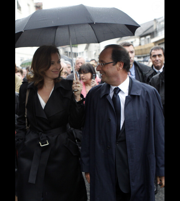 Le président de la république Francois Hollande et sa compagne Valérie Trierweiler : regards complices et sourires tendres lors de la marche en hommage aux martyrs du nazisme à Tulle dans le sud de la France le 9 juin 2012