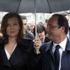 Le président de la république Francois Hollande et sa compagne Valérie Trierweiler participent à la marche en hommage aux martyrs du nazisme à Tulle dans le sud de la France le 9 juin 2012