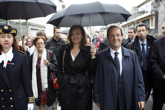 Francois Hollande et Valérie Trierweiler : malgré la pluie, ils gardent le sourire et le moral lors de la marche en hommage aux martyrs du nazisme à Tulle dans le sud de la France le 9 juin 2012