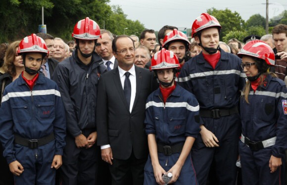 Le président de la république Francois Hollande participe à la marche en hommage aux martyrs du nazisme à Tulle dans le sud de la France le 9 juin 2012