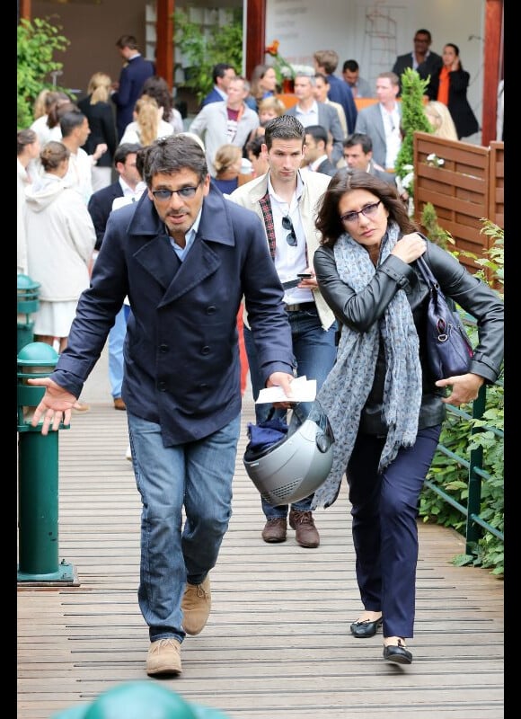 Pascal Elbé et sa femme Béatrice avant la finale de Roland-Garros entre Rafael Nadal et Novak Djokovic le 10 juin 2012 à Paris