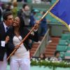 Laura Flessel reçoit le drapeau tricolore en vue de la cérémonie d'ouverture des Jeux olympiques de Londres le 10 juin 2012 à Roland-Garros