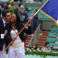 Roland-Garros 2012 : Laura Flessel reçoit le drapeau olympique avant la finale