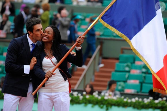 Laura Flessel reçoit le drapeau tricolore en vue de la cérémonie d'ouverture des Jeux olympiques de Londres le 10 juin 2012 à Roland-Garros
