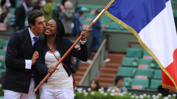 Roland-Garros 2012 : Laura Flessel reçoit le drapeau olympique avant la finale