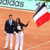 Tony Etanguet remet à Laura Flessel le 10 juin 2012 le drapeau français, elle qui sera porte-drapeau de la délégation tricolore à Londres en juillet prochain