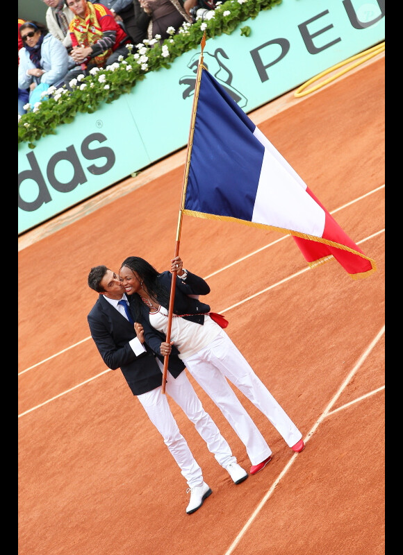 Tony Etanguet remet à Laura Flessel le 10 juin 2012 le drapeau français, elle qui sera porte-drapeau de la délégation tricolore à Londres en juillet prochain