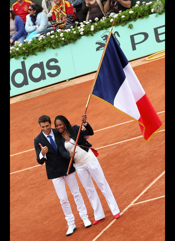 Tony Etanguet remet à Laura Flessel le 10 juin 2012 le drapeau français, elle qui sera porte-drapeau de la délégation tricolore à Londres en juillet prochain