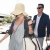 Pressés, Reese Witherspoon et son mari Jim Toth à l'aéroport de Los Angeles le 10 juin 2012