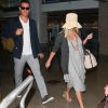 Fermés, Reese Witherspoon et son mari Jim Toth arrivent à l'aéroport de Los Angeles le 10 juin 2012