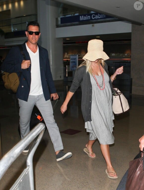 Fermés, Reese Witherspoon et son mari Jim Toth arrivent à l'aéroport de Los Angeles le 10 juin 2012