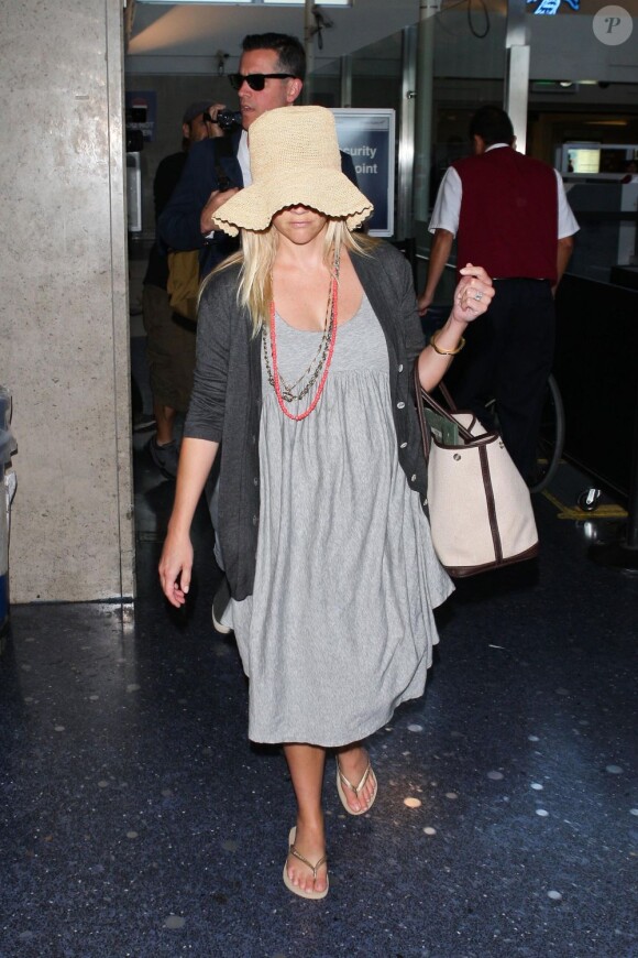 Reese Witherspoon et son mari Jim Toth arrivent à l'aéroport de Los Angeles le 10 juin 2012