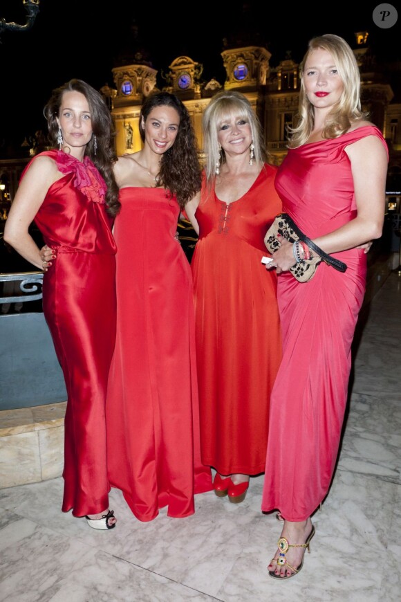 Lilly Becker entourée de protagonistes du Cash and Rocket Tour au profit de (RED), au Casino de Monte-Carlo le 10 juin 2012.