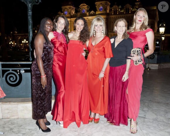 Lilly Becker avec Umberta Beretta, Patricia Asamoah, Julie Brangstrup, Jo Wood, Deborah Dugan lors du gala de Cash and Rocket au profit de (RED), au Casino de Monte-Carlo le 10 juin 2012.