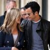 Jennifer Aniston et Justin Theroux font du shopping en amoureux sous les arcades du Palais-Royal. Paris, le 11 juin 2012.