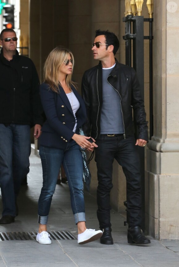 Jennifer Aniston et Justin Theroux font du shopping en amoureux sous les arcades du Palais-Royal. Paris, le 11 juin 2012.