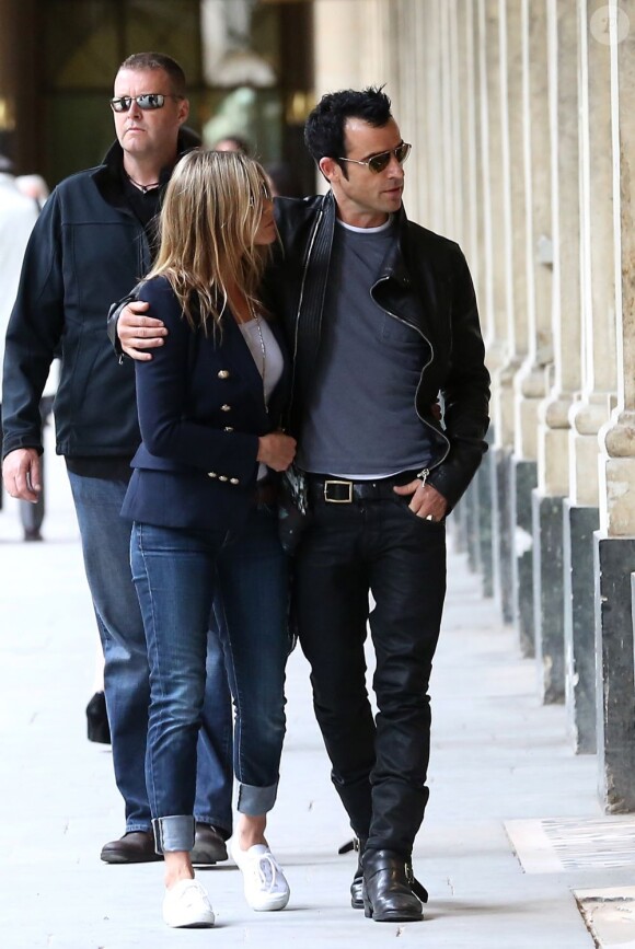 Jennifer Aniston et Justin Theroux font du shopping en amoureux sous les arcades du Palais-Royal. Paris, le 11 juin 2012.