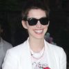 Anna Hathaway, souriante lors de la présentation de la collection printemps 2013 par Stella McCartney au New York City Marble Cemetery. New York, le 11 juin 2012.