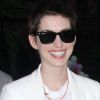 Anna Hathaway, souriante lors de la présentation de la collection printemps 2013 par Stella McCartney au New York City Marble Cemetery. New York, le 11 juin 2012.