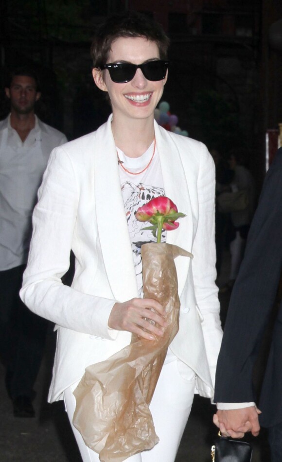 Anna Hathaway, souriante lors de la présentation de la collection printemps 2013 par Stella McCartney au New York City Marble Cemetery. New York, le 11 juin 2012.