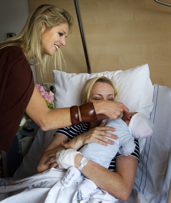 La fibre maternelle, cinq ans après son dernier accouchement à l'hôpital Bronovo, est toujours bien présente... La princesse Maxima des Pays-Bas inaugurait le 8 juin 2012 le centre mère-enfant de la maternité de l'hôpital Bronovo de La Haye, où elle-même a donné naissance à ses trois filles - Catharina-Amalia (2003), Alexia (2005), Ariane (2007).