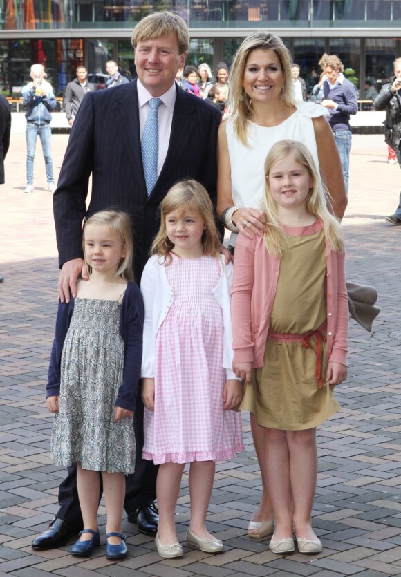 La princesse Maxima et le prince Willem-Alexander des Pays-Bas le 5 juin 2012 avec leurs trois filles - Catharina-Amalia, Alexia, Ariane - de sortie pour un concert à Amsterdam.
