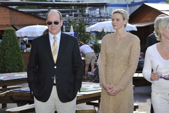 Albert et Charlene de Monaco découvrent le salon Monacology qui se tient du 12 au 15 juin sur la Quai Antoine 1er de la principauté, le 12 juin 2012.