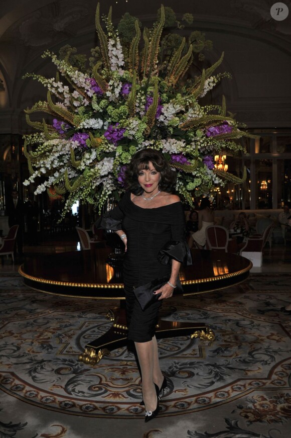Joan Collins au dîner du Club des Ambassadeurs, organisé à l'Hôtel de Paris à Monaco, le 12 juin 2012.